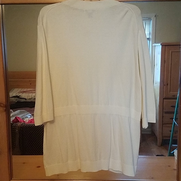 3/4 sleeve off white Sweater with button - Picture 3 of 4